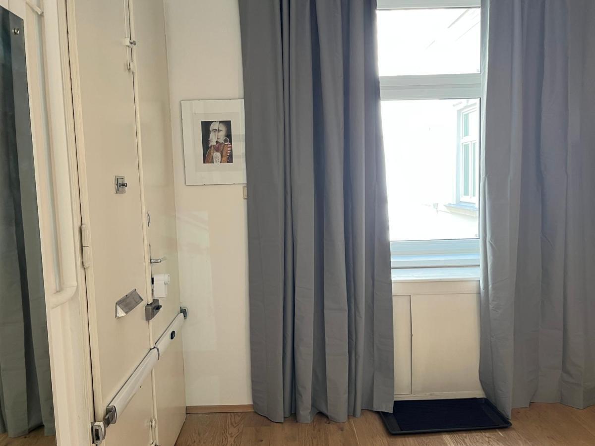 Stylish Apt Near Urania 1Br Apartment Vienna Luaran gambar